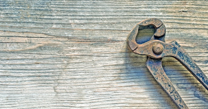 zange auf verwittertem holz