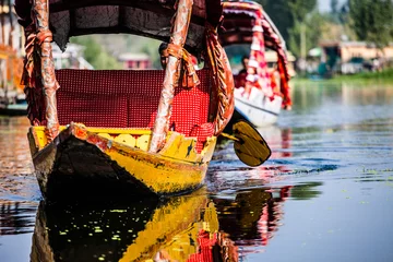 Zelfklevend Fotobehang Shikara-boot in Dal-meer, Kashmir India © Curioso.Photography