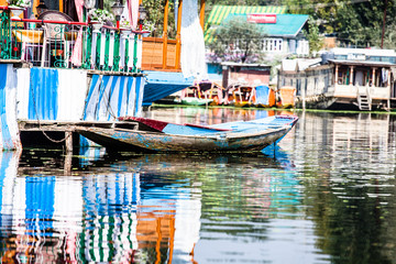 Naklejka na ściany i meble Shikari łodzi w jezioro Dal w Kaszmirze, w Indiach