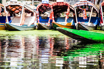 Fototapeta na wymiar Shikari łodzi w jezioro Dal w Kaszmirze, w Indiach
