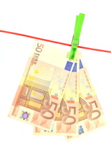 banknoty euro suszące się na lince
