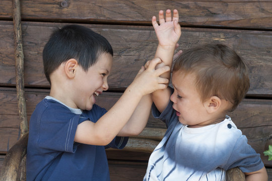 Children figting, sibling rivalry