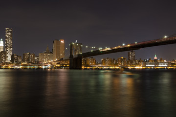 Fototapeta na wymiar Skyline von New York bei Nacht