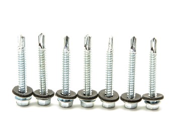 Varios tornillos sobre fondo blanco