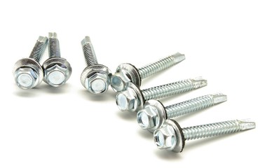 Varios tornillos sobre fondo blanco