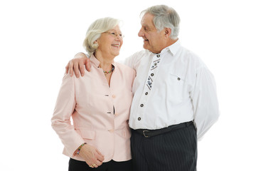 Ehepaar im Seniorenalter lächelt sich an