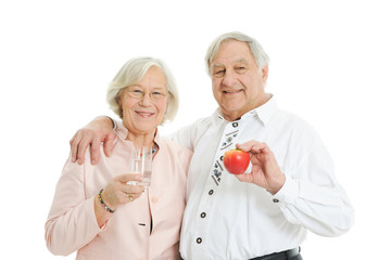glückliches Senioren mit Apfel und Glas Wasser