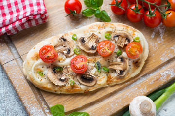 Pizza mit Champignons,Tomaten und Zwiebeln