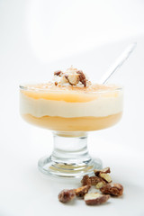 Geschichtetes Dessert aus Apfelmus und Vanillecreme