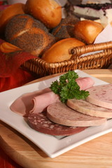 Wurst und Brötchen
