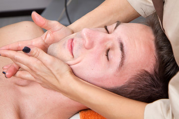 Obraz na płótnie Canvas Man getting massage in thebeauty center
