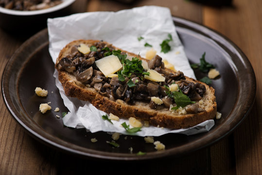 Crostini with mushrooms and parmesan
