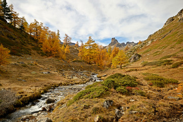Fototapeta na wymiar Colourful alpine valley