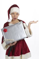 Weihnachtsfrau mit Geschenk