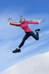 Obraz premium Pretty woman jumping in wintertime
