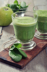Apple  and spinach smoothie