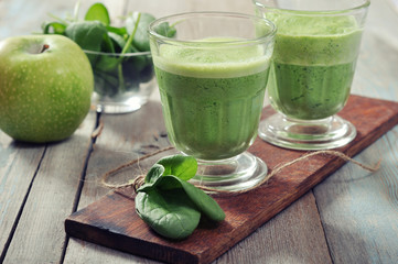 Apple and spinach smoothie