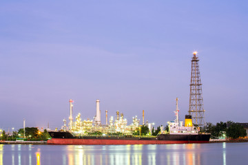 Naklejka premium Oil refinery plant with tanker night