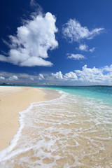 南国の美しいビーチと紺碧の空