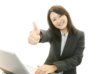 ガッツポーズの女性