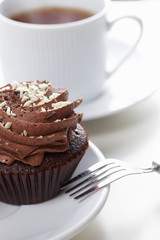 Drink tea with cupcakes b