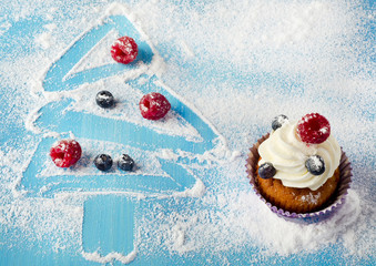Fototapeta na wymiar Cupcakes and sweet christmas decorations