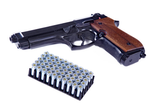 Munition 9mm Platzpatronen und Waffe Nahaufnahme
