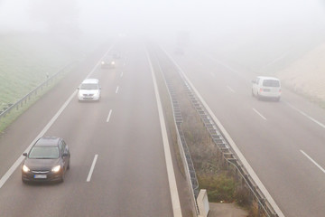 Nebel auf der Autobahn - Fuß vom Gas