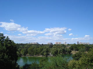 Fototapeta na wymiar Widok z parku w Bukareszcie Tineretului