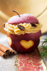 Roter Apfel mit Creme-Rosinen-Füllung