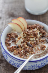 Müsli und Apfel