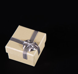 Goldenes Geschenk auf schwarz