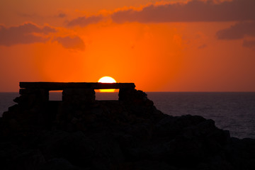 Fototapeta na wymiar Ciutadella Menorca w Punta Nati pomarańczowy słońca