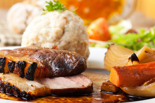 Bayerischer Schweinebraten mit Semmelkn&ouml;del