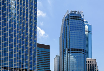 Obraz premium Budynek biurowy na niebieskim niebie