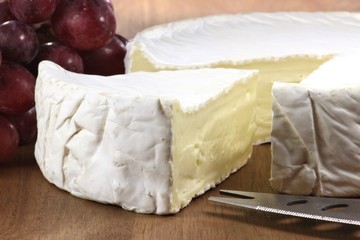 Camembert auf Holztisch