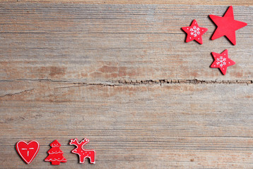 Weihnachtliche Motive aus Holz als Hintergrund