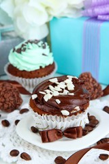 Obraz na płótnie Canvas Tasty cupcakes with gifts close up