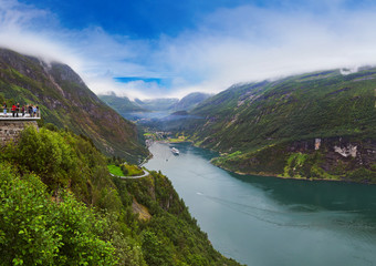 Fototapeta na wymiar Panorama na fiord Geiranger - Norwegia