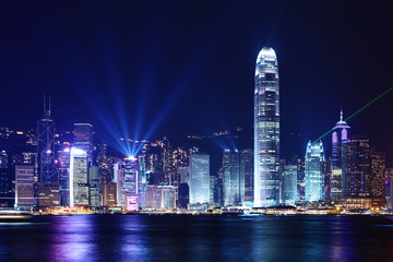 De skyline van Hong Kong bij nacht