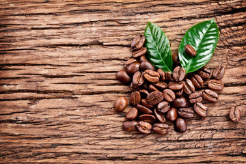 Naklejka premium Roasted coffee beans and leaves.