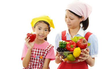 料理を楽しむ女の子