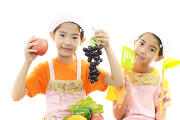 果物を持つ二人の女の子