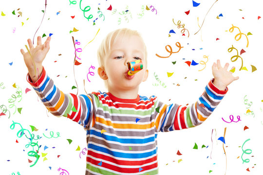 Kind feiert Geburtstag mit Konfetti