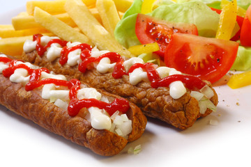 Decorative smoked sausages with fresh salad © exclusive-design
