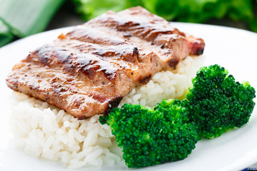 Grilled ribs with rice and broccoli