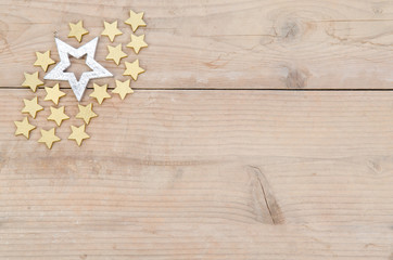 Fototapeta na wymiar Złoto i srebro gwiazd na drewnianej tablicy