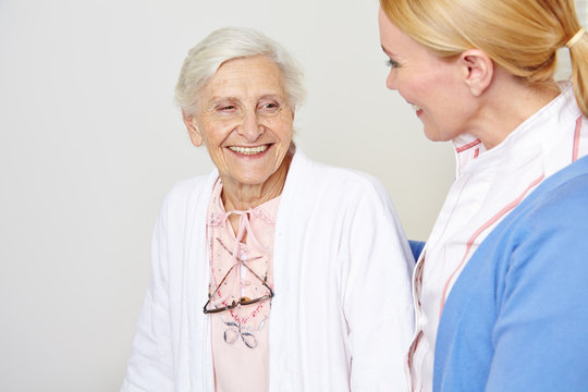 Seniorin mit Altenpfleger im Pflegeheim