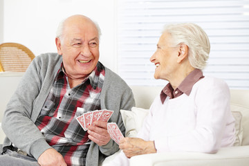 Zwei Senioren spielen Karten zusammen