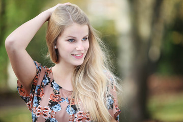 freundliche Frau im Park